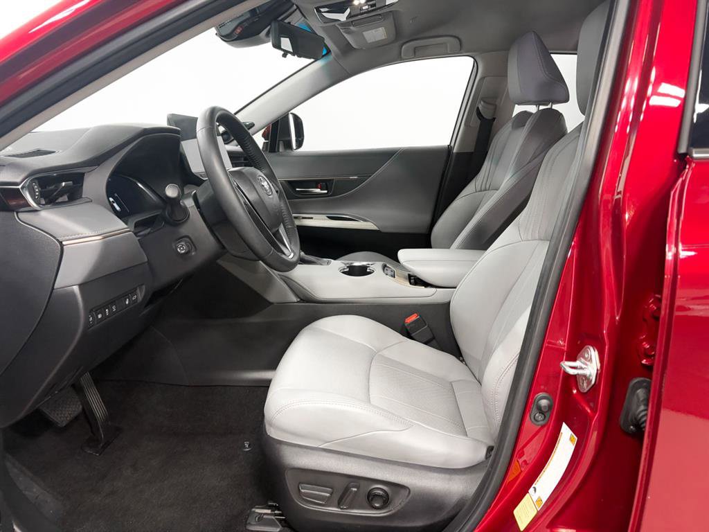 Used 2023 Toyota Venza Limited image 4
