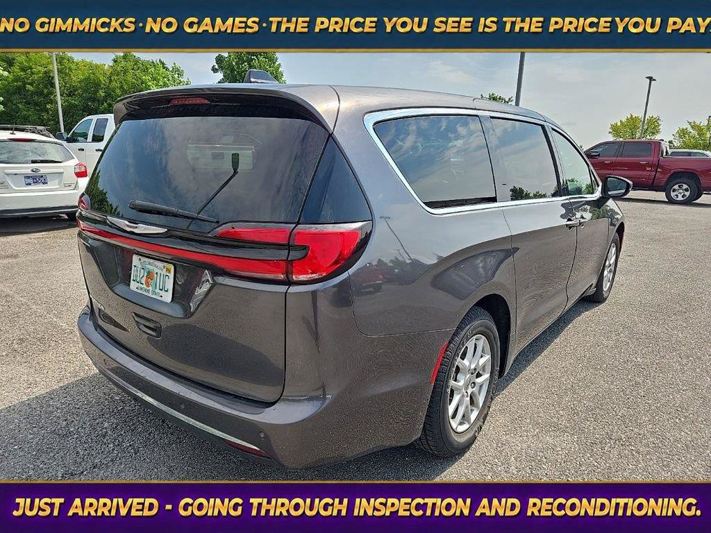 Used 2023 Chrysler Pacifica Touring-L FWD image 7