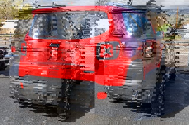 Used 2018 Jeep Renegade Latitude w/ Cold Weather Group image 4