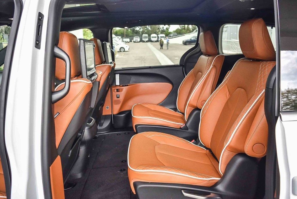 New 2026 Chrysler Pacifica Pinnacle w/ Trailer Tow Group image 18