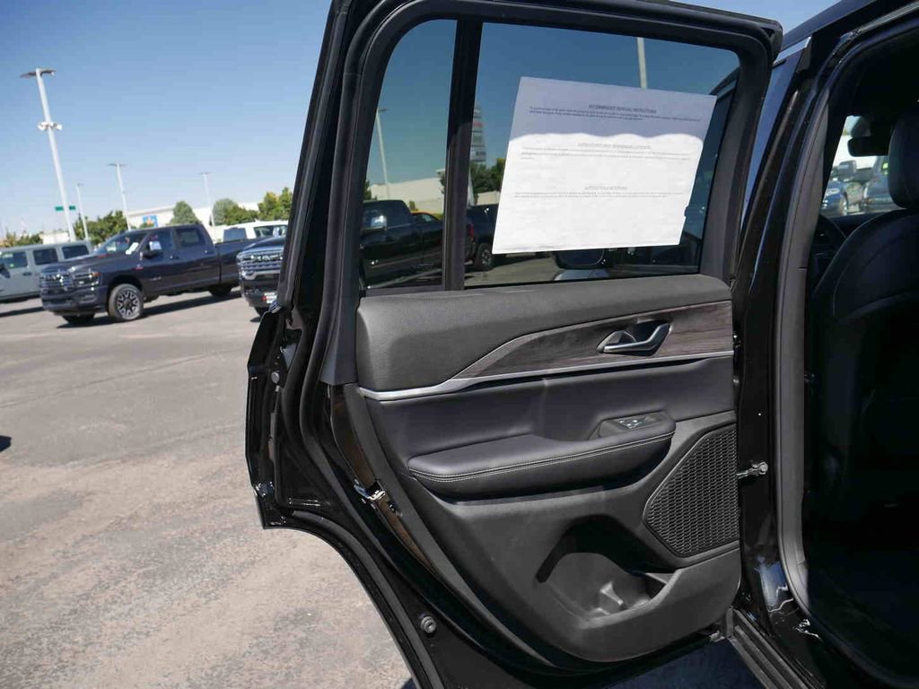 New 2025 Jeep Grand Cherokee Limited image 11