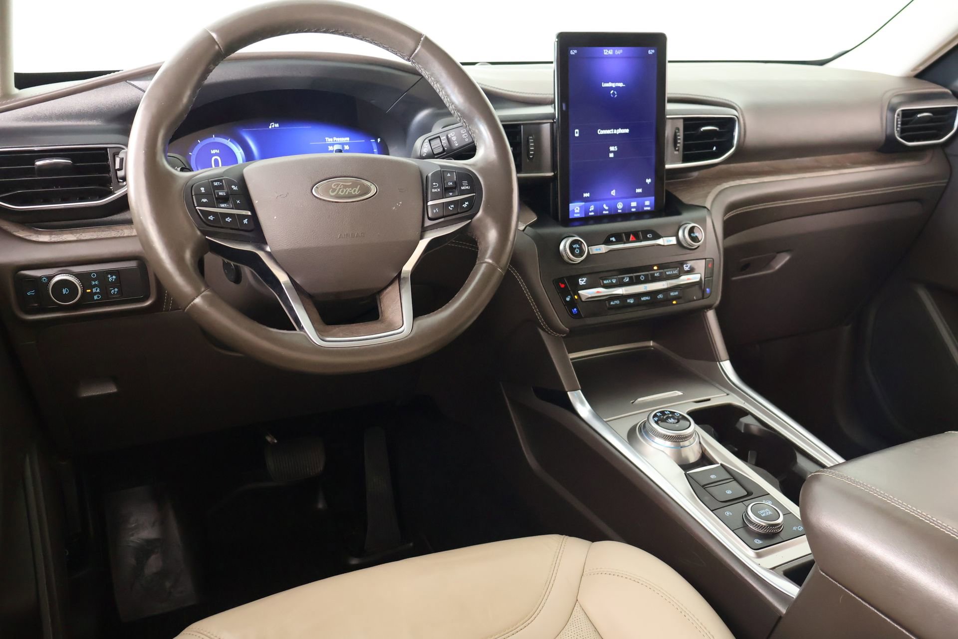 Used 2020 Ford Explorer Platinum w/ Premium Technology Package AWD/4WD image 2
