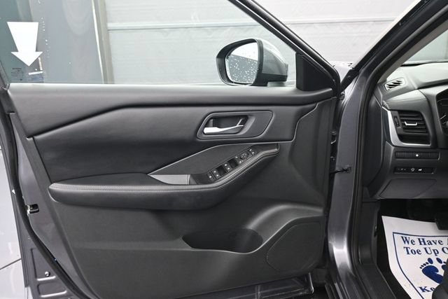 Used 2025 Nissan Rogue SV FWD image 11