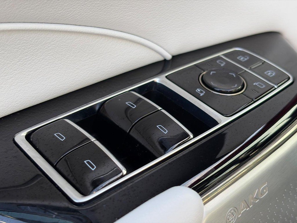 Used 2024 Cadillac Lyriq Luxury AWD/4WD image 23