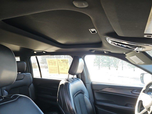 Used 2023 Jeep Grand Cherokee L Laredo image 13