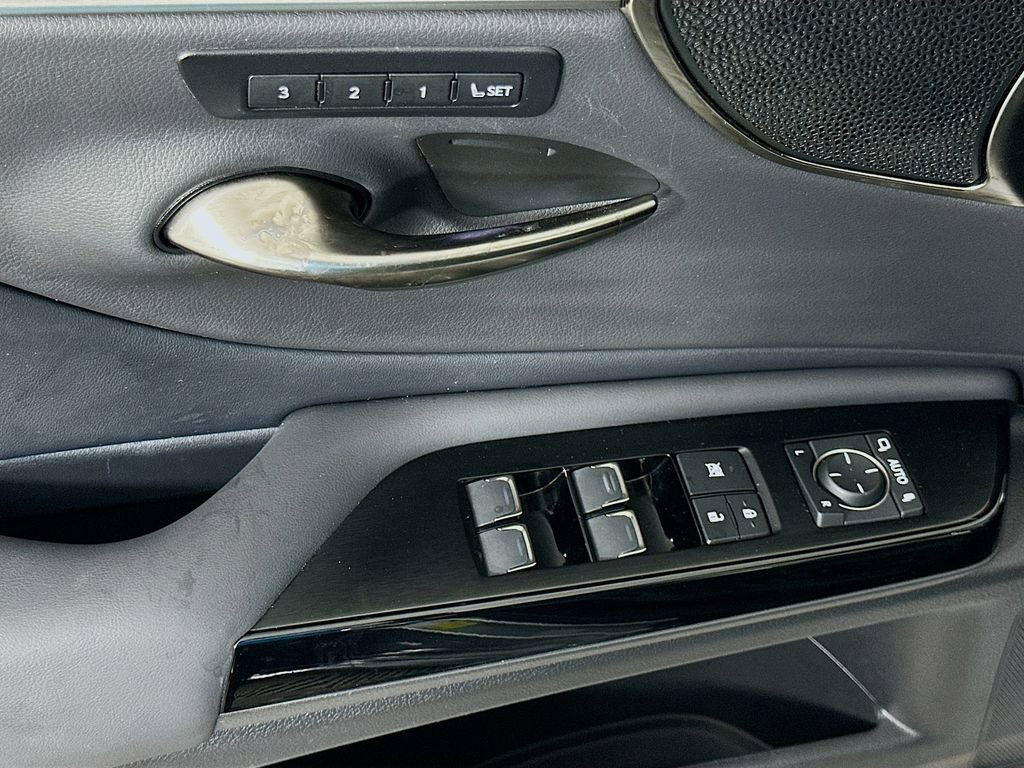 Used 2024 Lexus ES 350 Ultra Luxury w/ Accessory Package (Z2) image 18