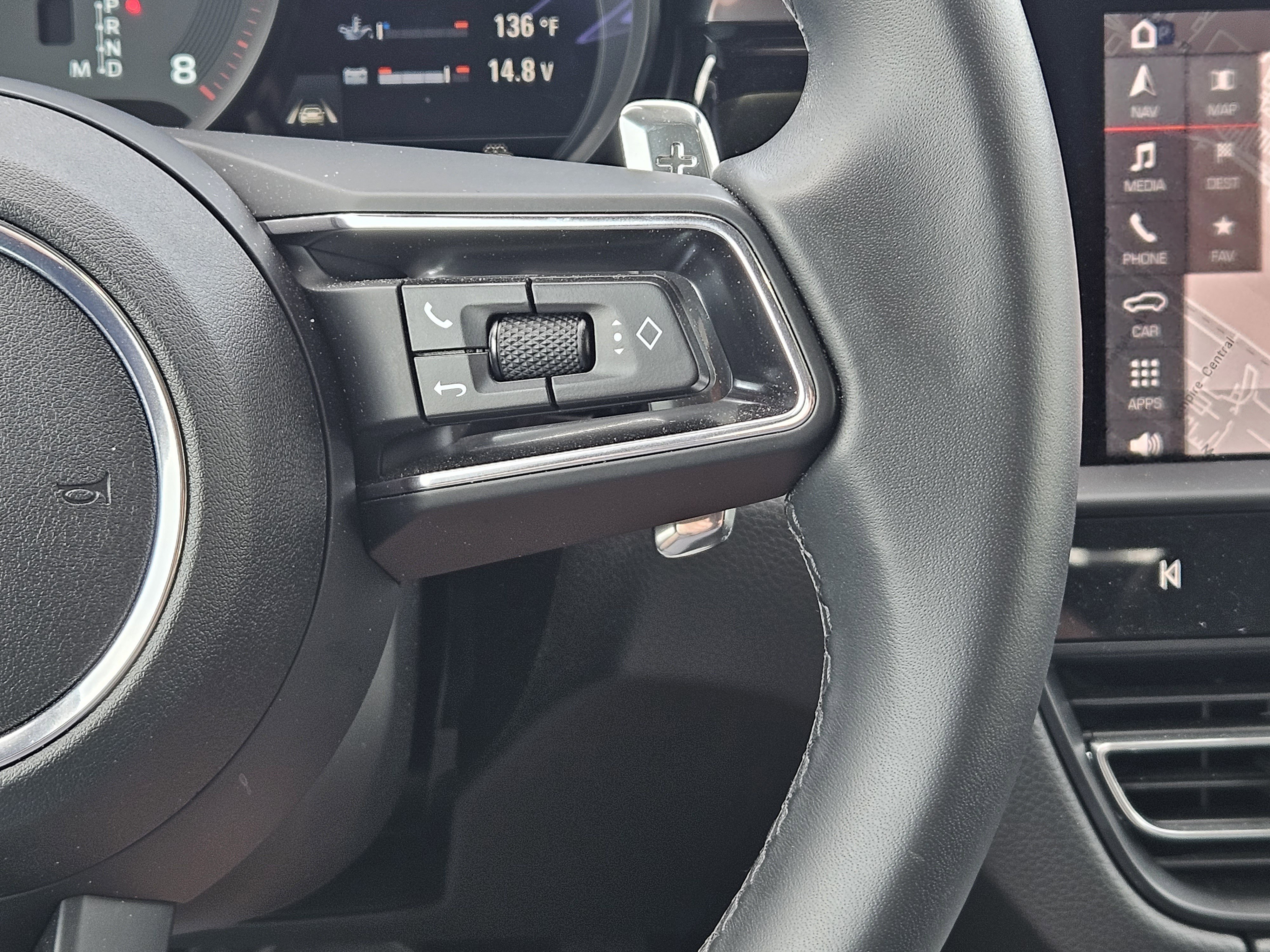 Certified 2025 Porsche Macan image 27