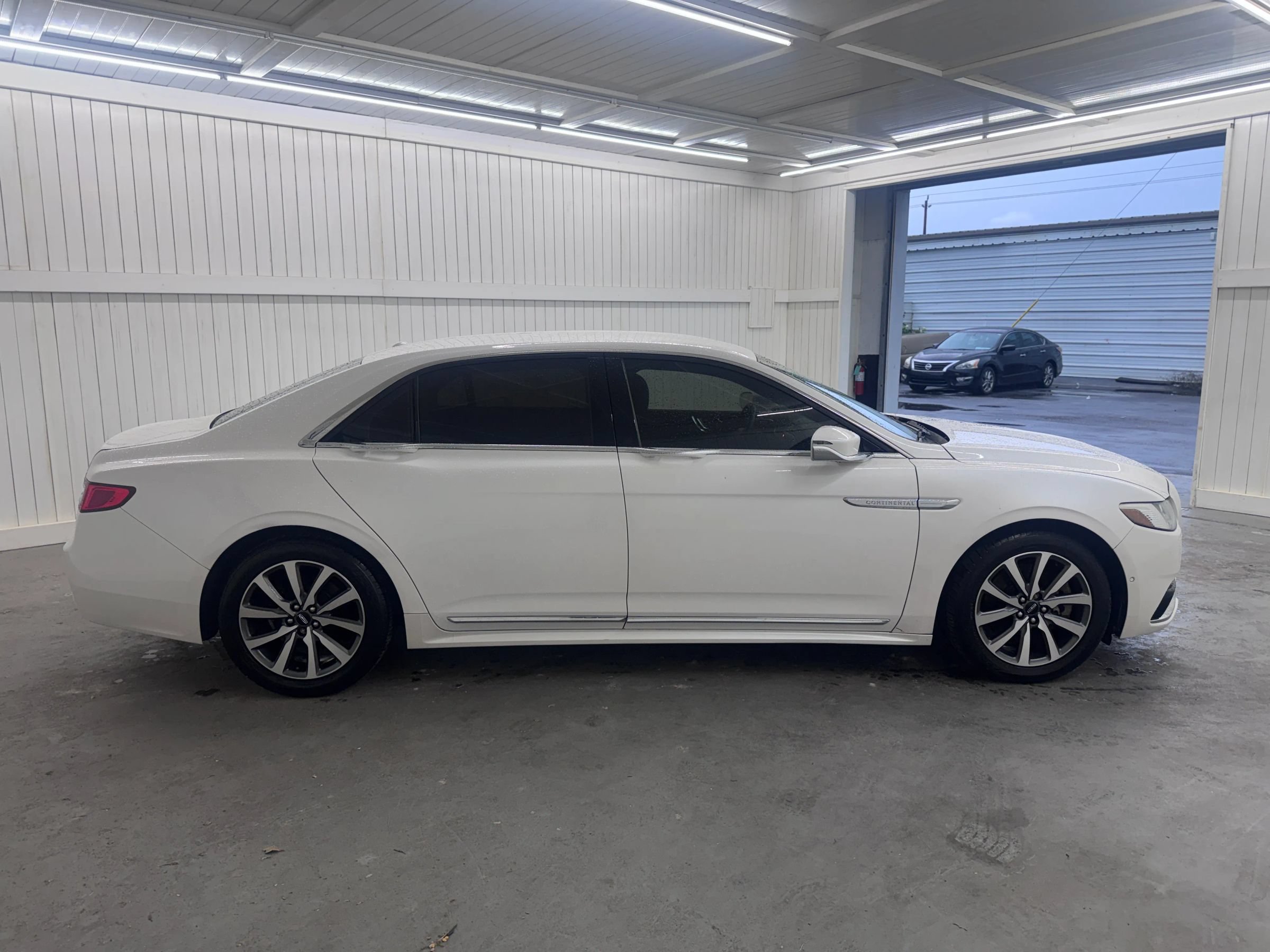 Used 2017 Lincoln Continental Premiere FWD image 4