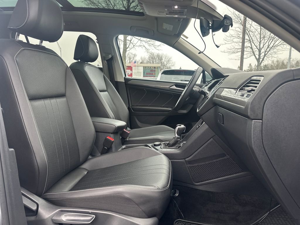 Used 2023 Volkswagen Tiguan SE w/ Panoramic Sunroof Package image 16