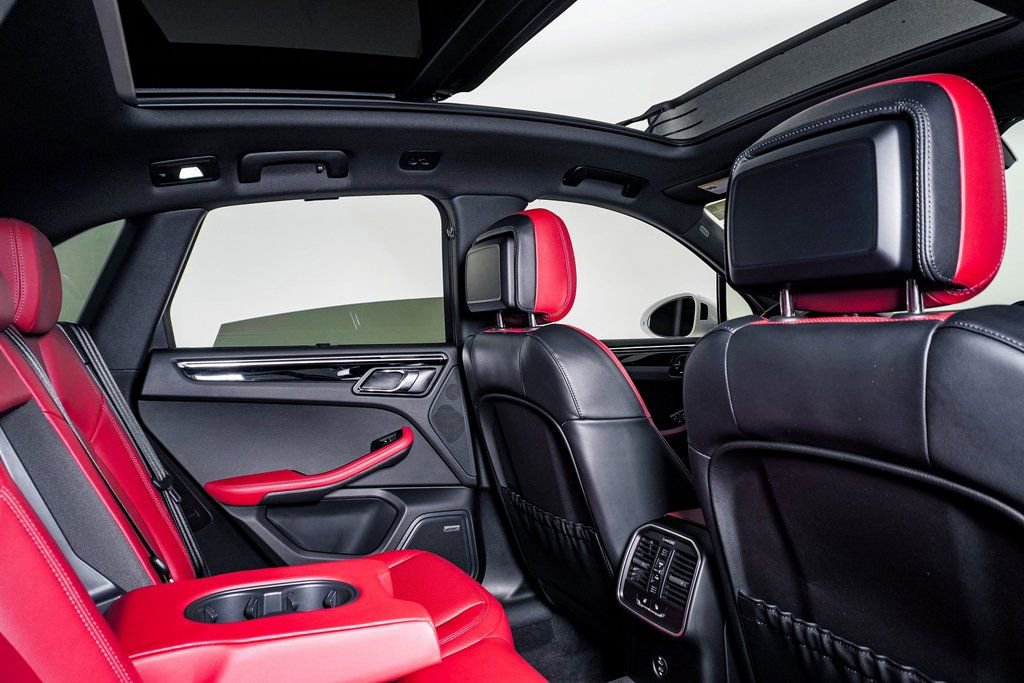 Certified 2025 Porsche Macan image 16