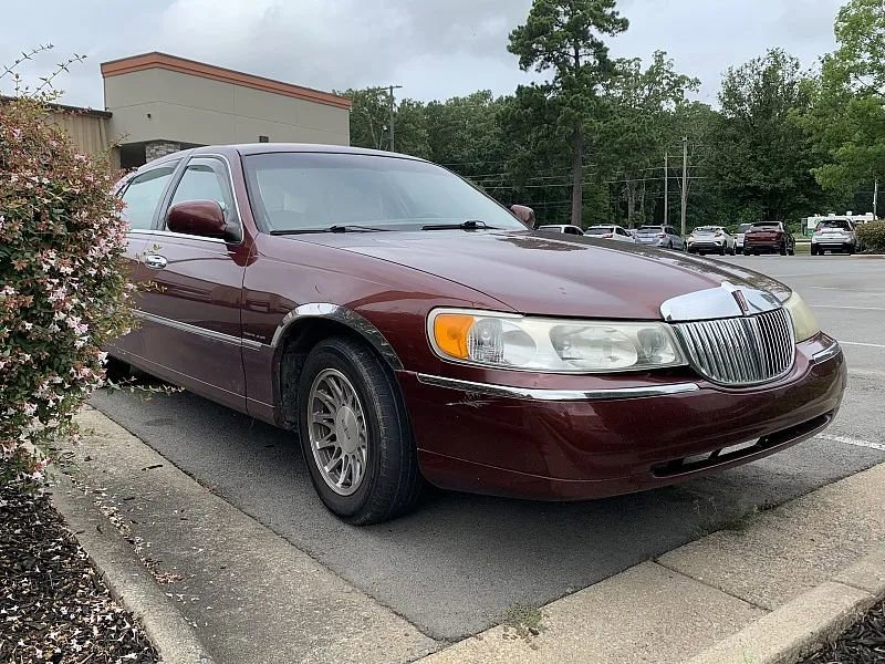 Used 2002 Lincoln Town Car Signature