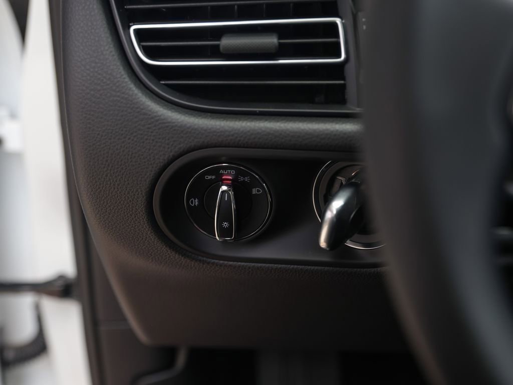 Certified 2025 Porsche Macan image 17