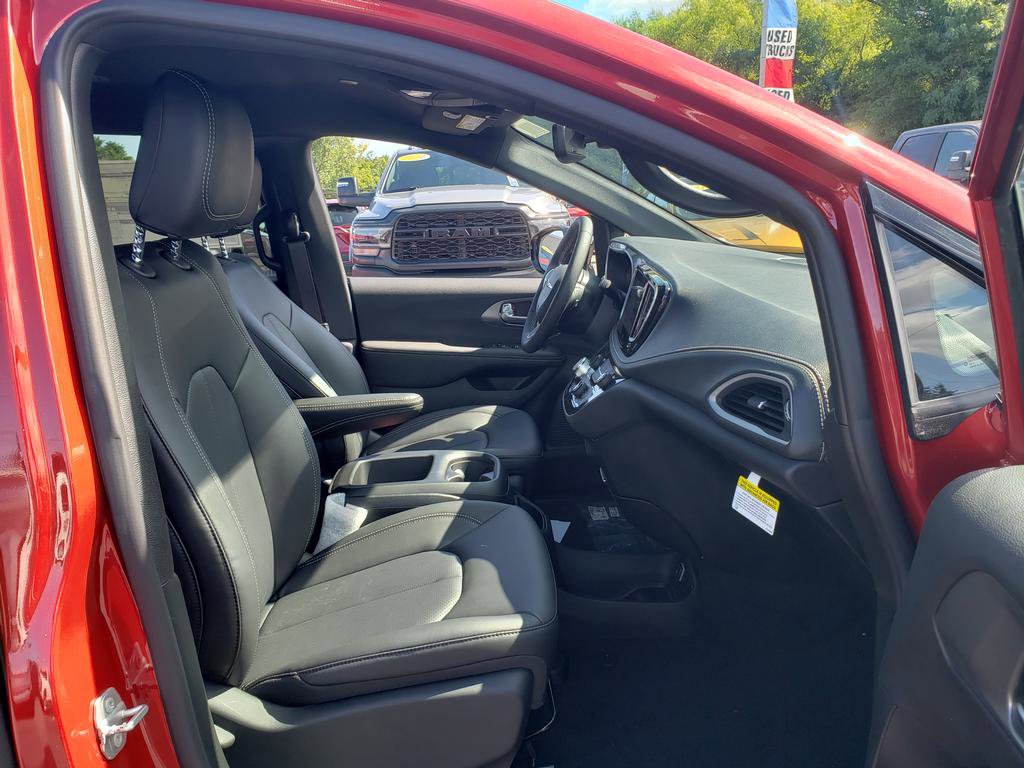 New 2026 Chrysler Pacifica Select image 14