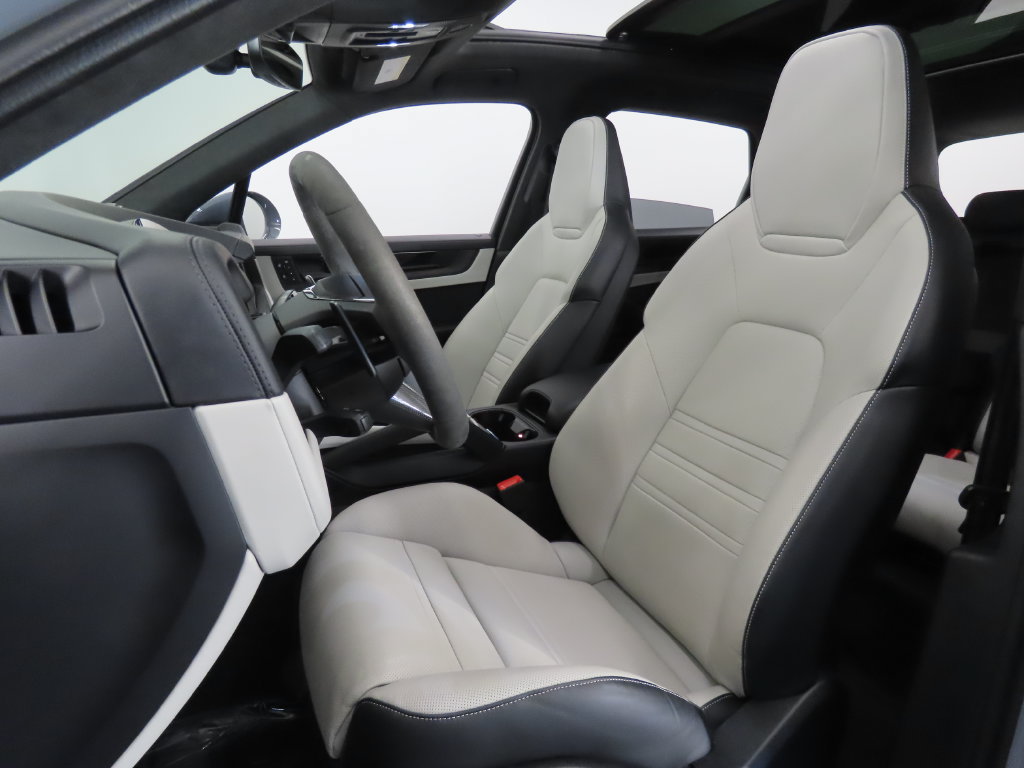 Certified 2026 Porsche Cayenne GTS AWD/4WD image 5