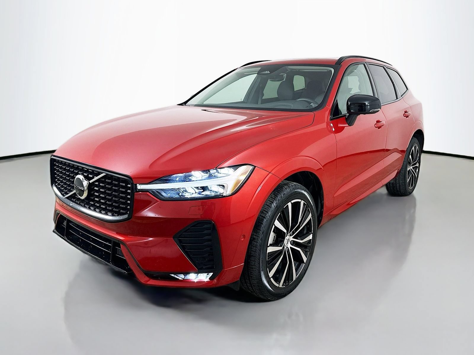 Used 2023 Volvo XC60 B5 Plus w/ Climate Package AWD/4WD video 1