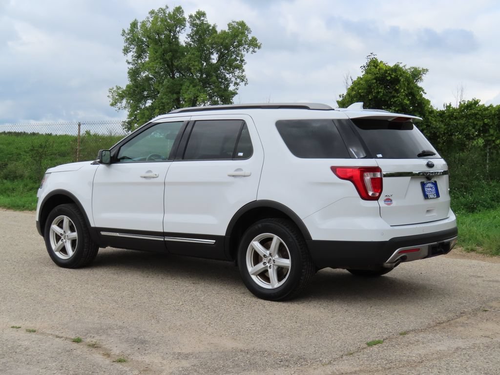 Used 2017 Ford Explorer XLT w/ Equipment Group 202A AWD/4WD image 25