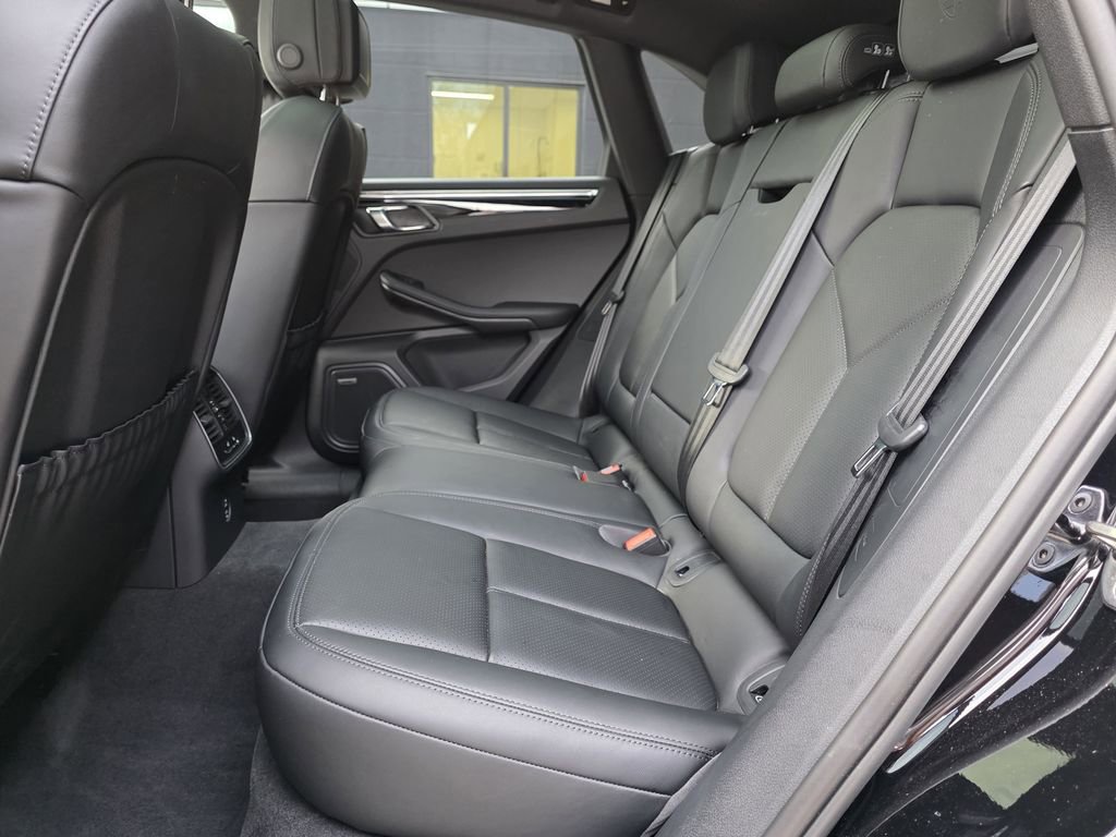 Certified 2025 Porsche Macan AWD/4WD image 27