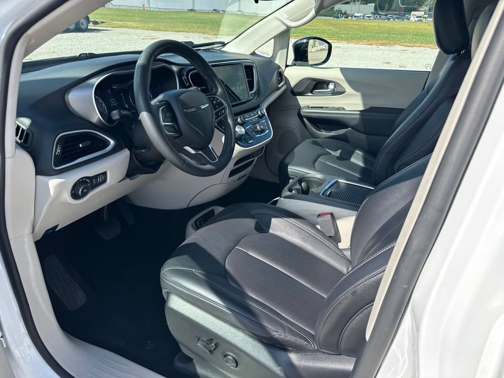 Used 2024 Chrysler Pacifica Touring-L FWD image 20