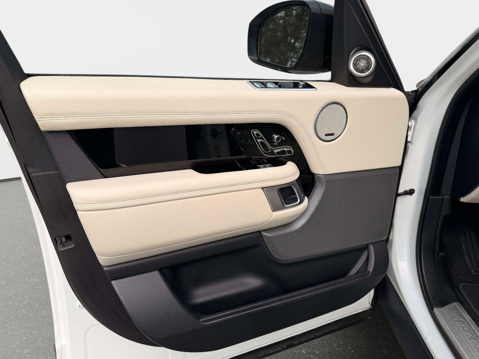 Used 2022 Land Rover Range Rover Westminster Edition image 17