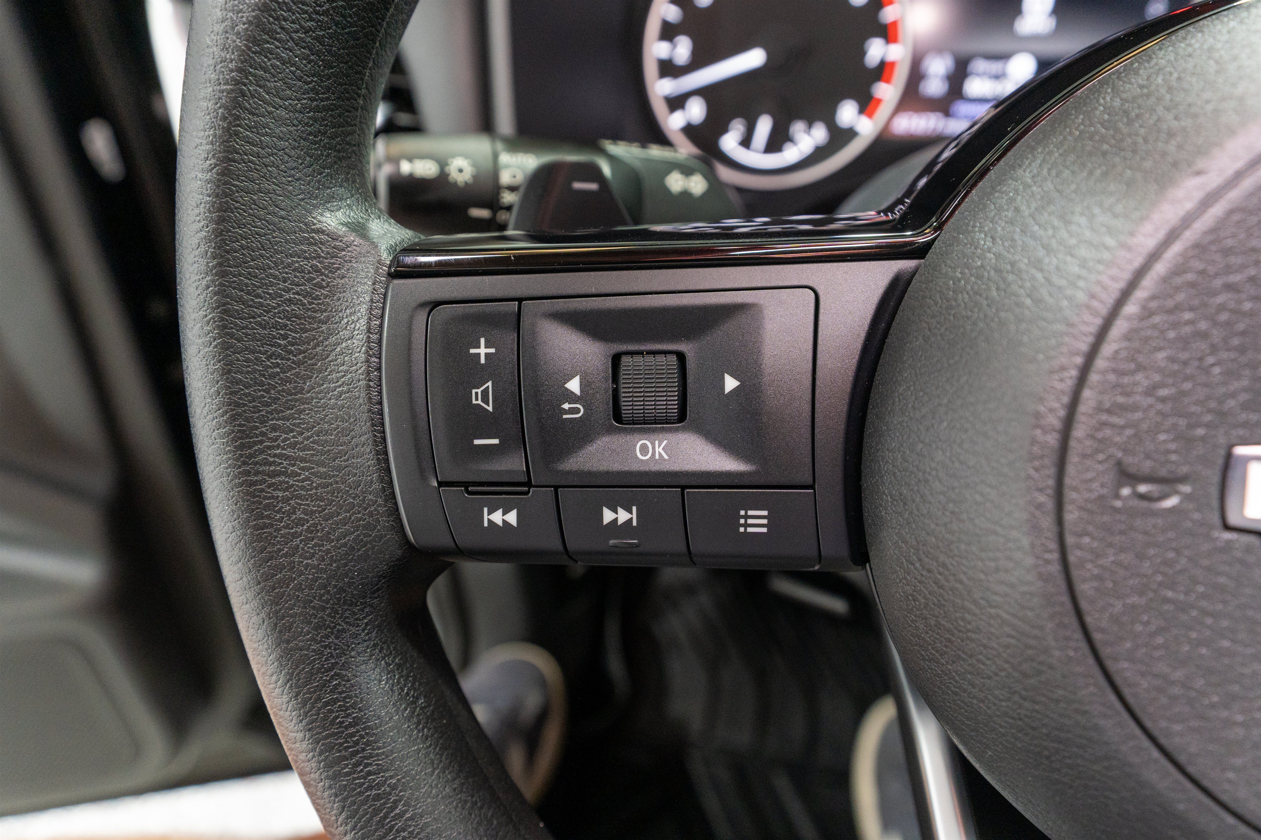 Used 2022 Nissan Rogue SV FWD image 25