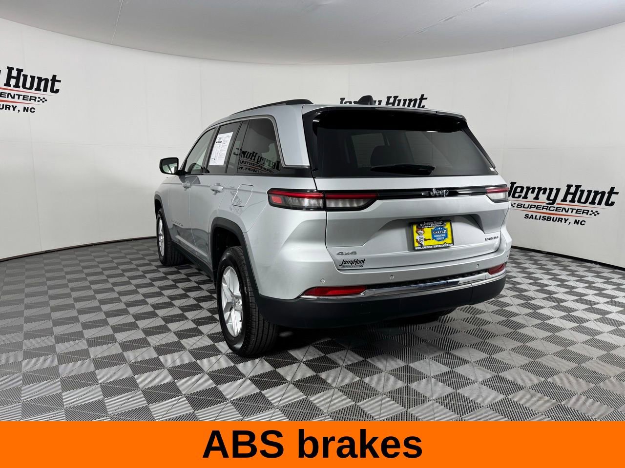 Used 2023 Jeep Grand Cherokee Laredo X image 9