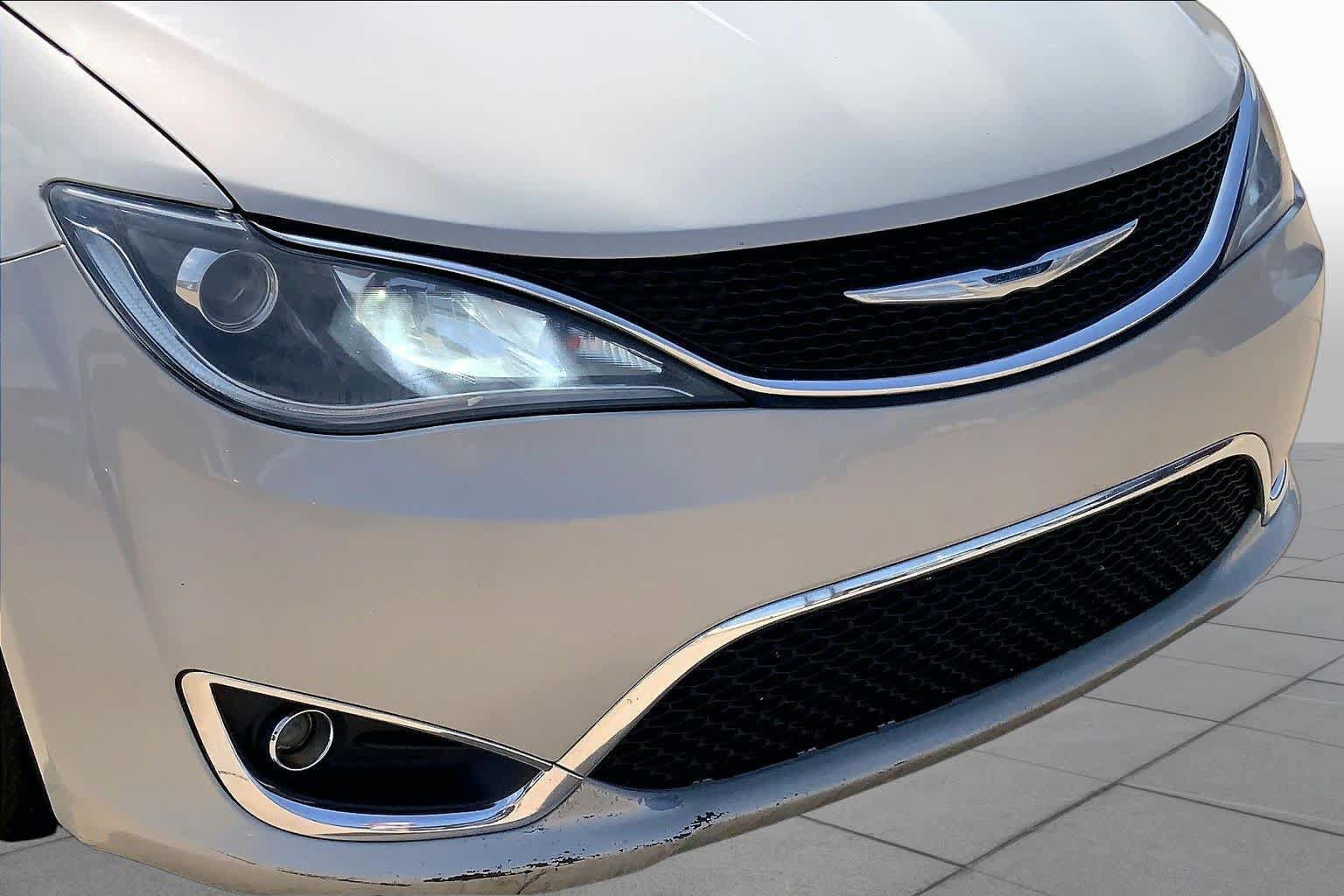 Used 2017 Chrysler Pacifica Touring-L FWD image 26