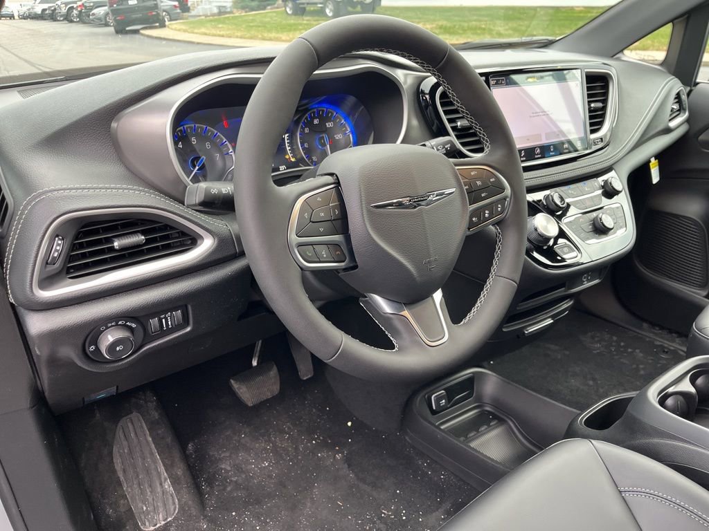 New 2026 Chrysler Pacifica Select image 3