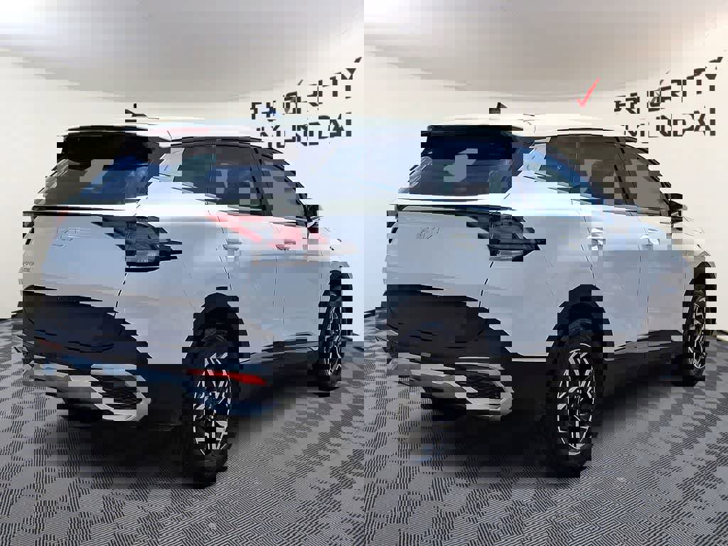 Used 2025 Kia Sportage LX image 4