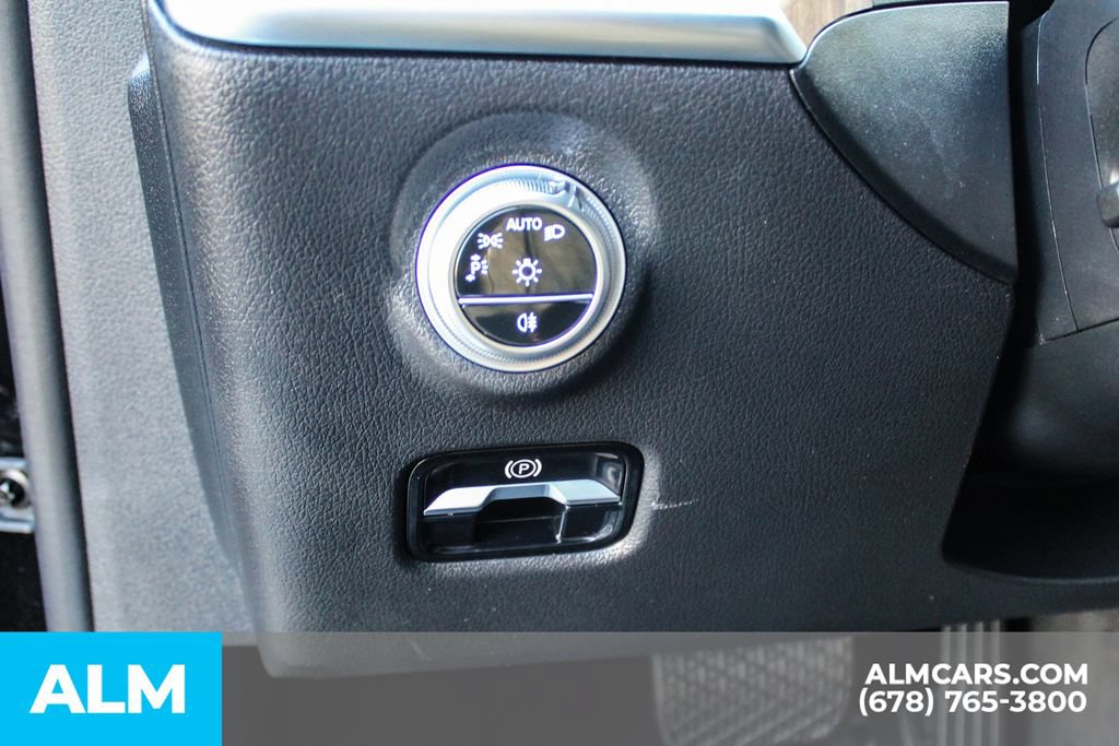Used 2025 Mercedes-Benz C 300 Sedan image 31