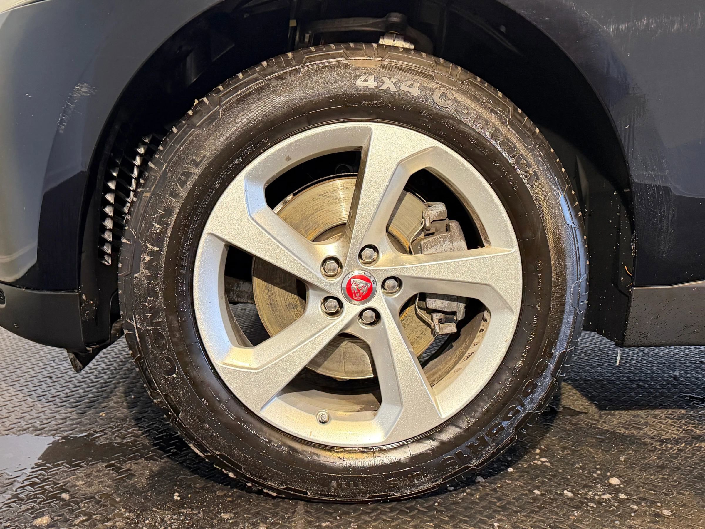 Used 2018 Jaguar F-PACE Premium image 11