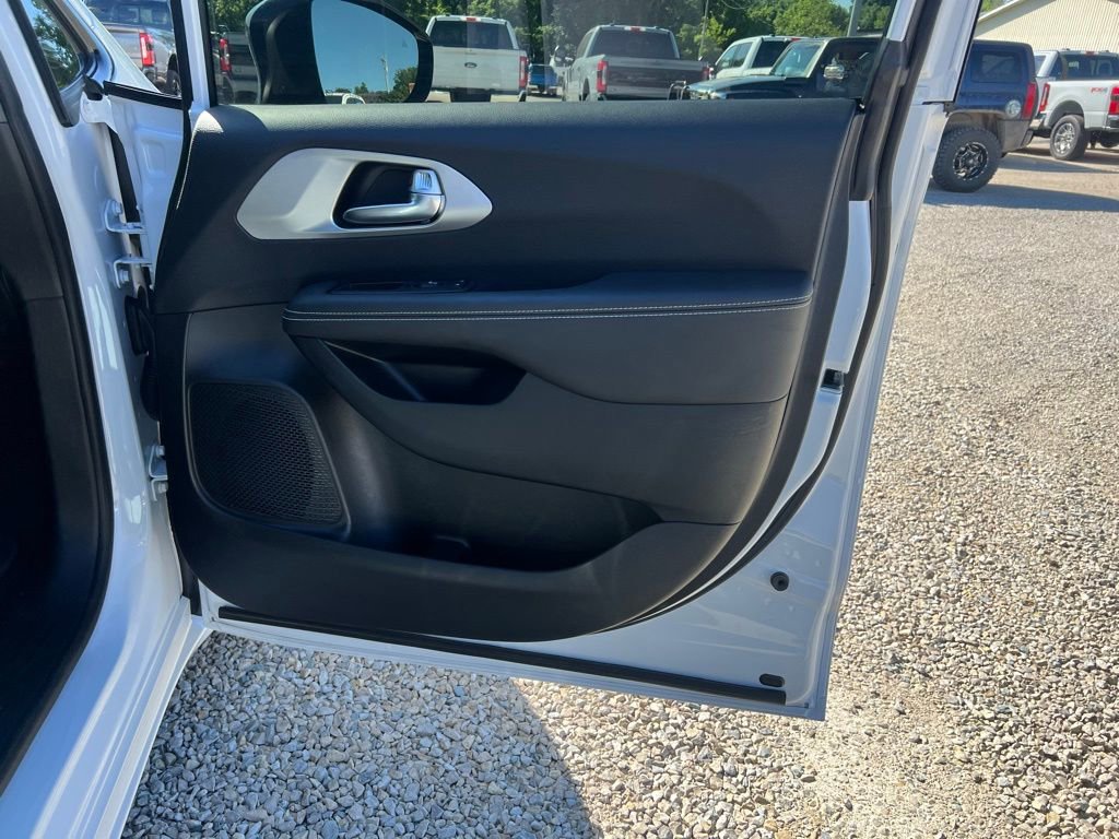 Used 2024 Chrysler Pacifica Limited w/ S Appearance Package image 18