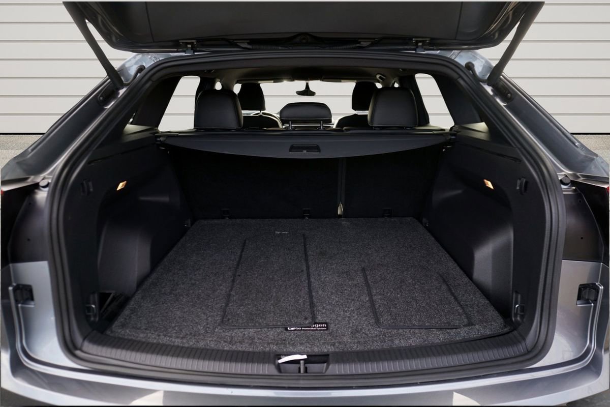 Used 2020 Volkswagen Atlas Cross Sport SE w/ Towing Package image 10