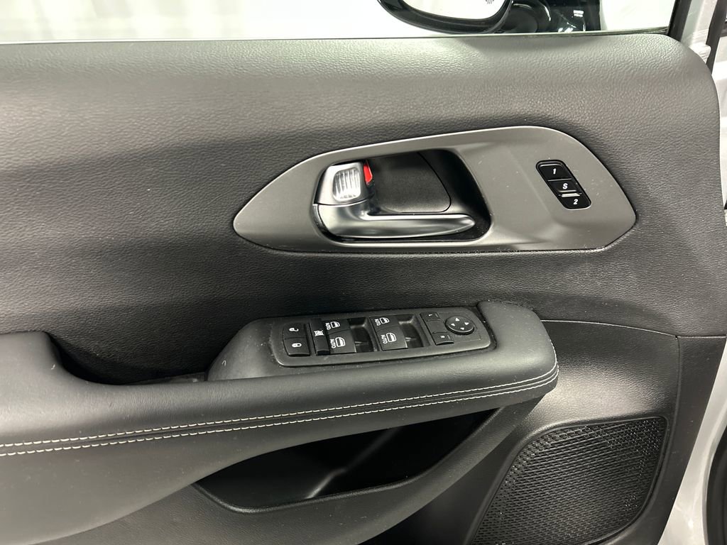 Used 2026 Chrysler Pacifica Select image 14