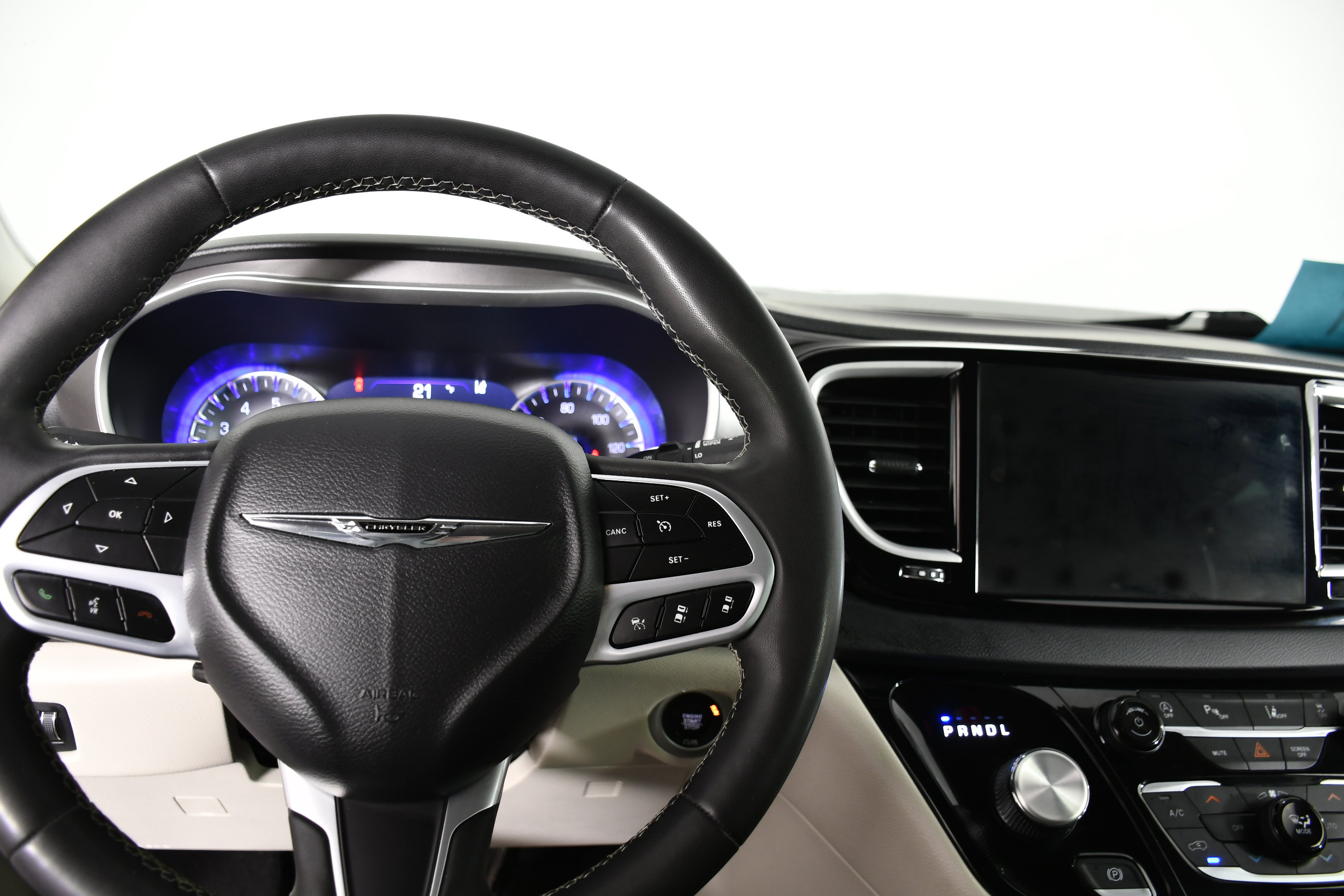 Used 2023 Chrysler Pacifica Touring-L image 16