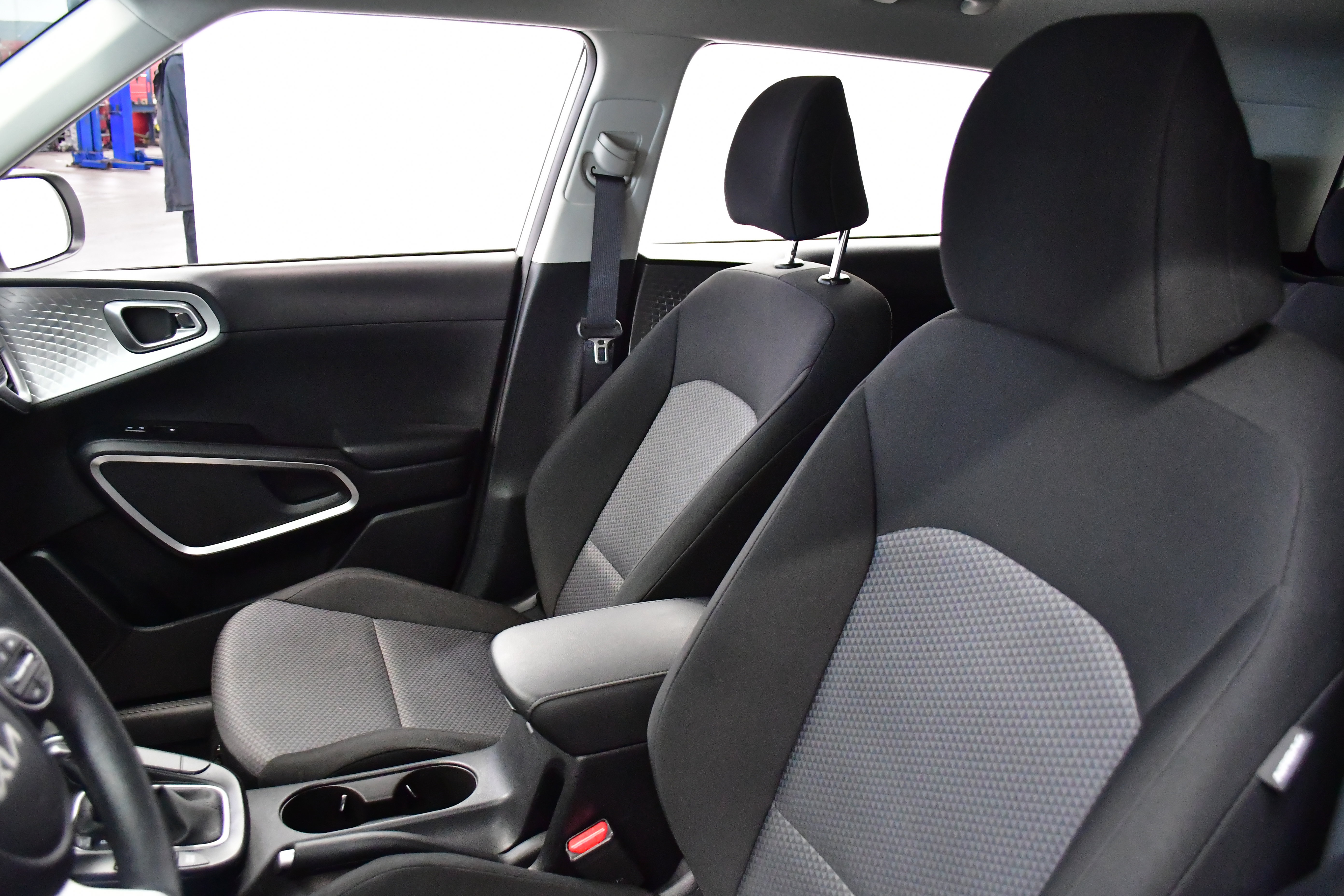 Used 2025 Kia Soul LX w/ LX Technology Package FWD image 10