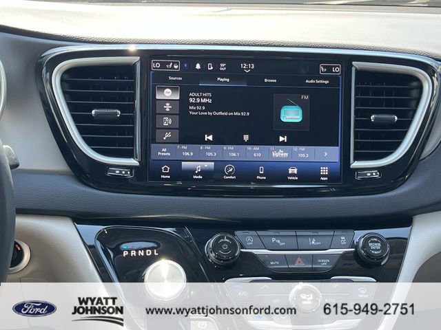 Used 2023 Chrysler Pacifica Touring-L image 15