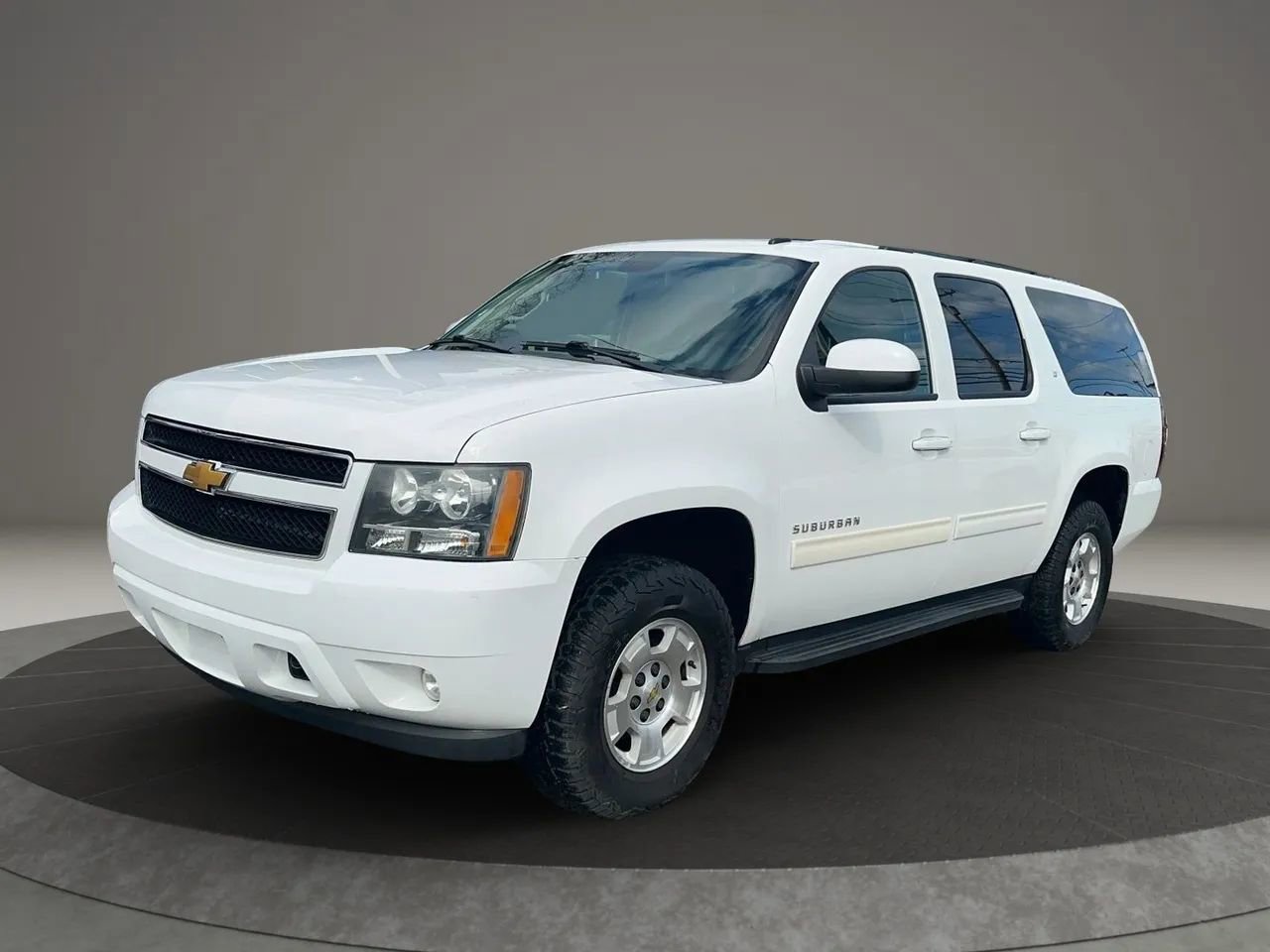 Used 2014 Chevrolet Suburban LT image 2