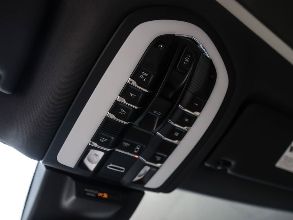 Certified 2025 Porsche Macan image 24