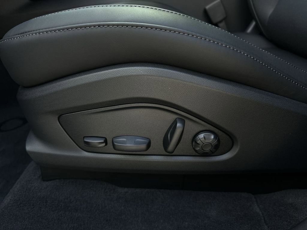 Certified 2025 Porsche Macan Electric image 8