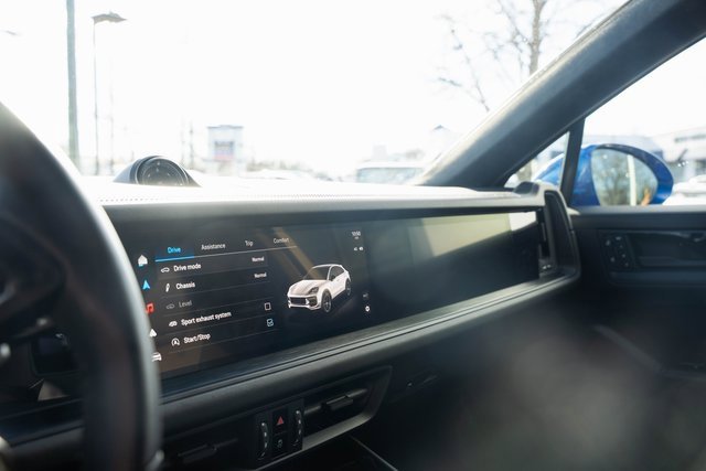 Used 2025 Porsche Cayenne GTS image 34