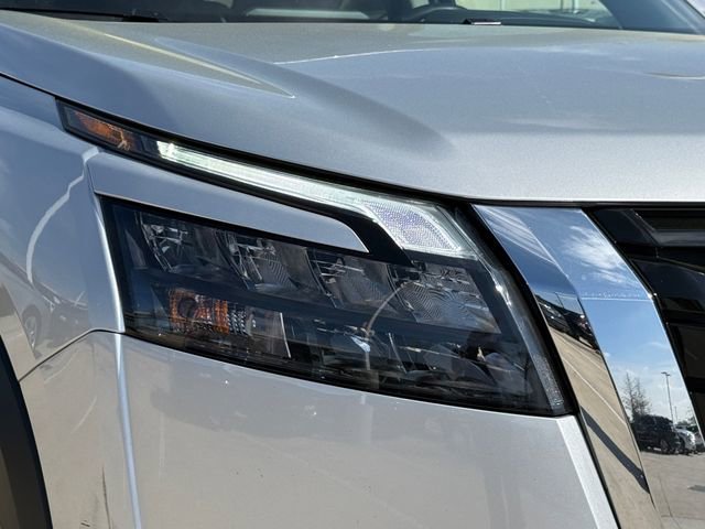 Used 2025 Nissan Pathfinder SV image 3