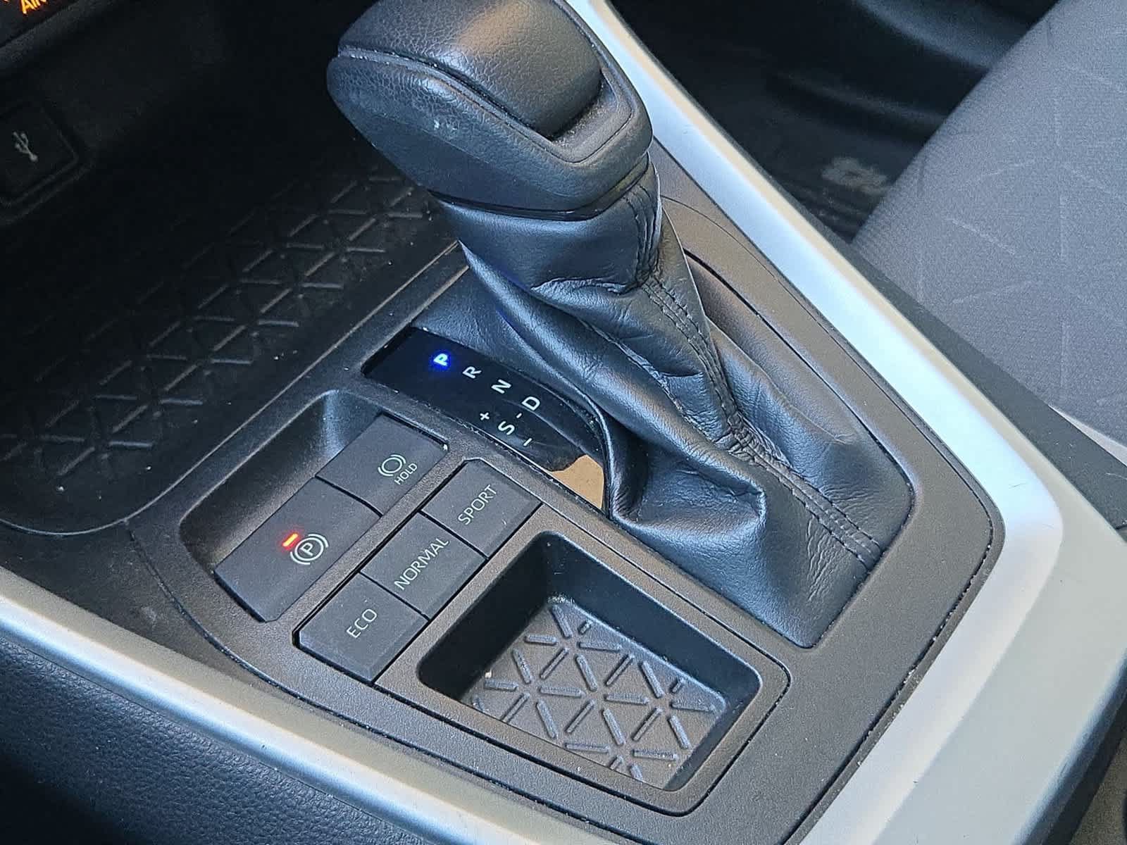 Used 2020 Toyota RAV4 XLE w/ Convenience Package FWD image 31