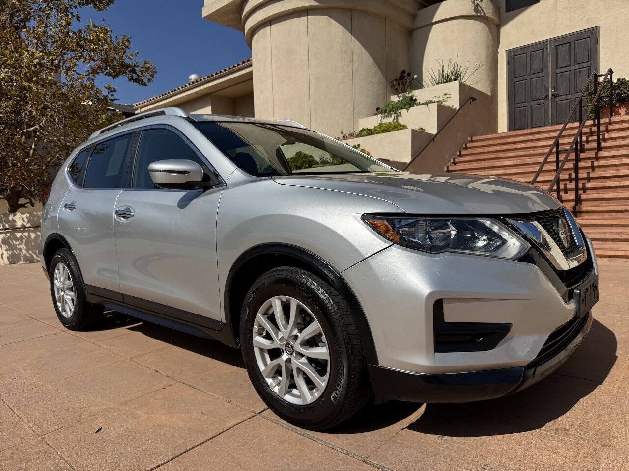 Used 2019 Nissan Rogue SV FWD image 1