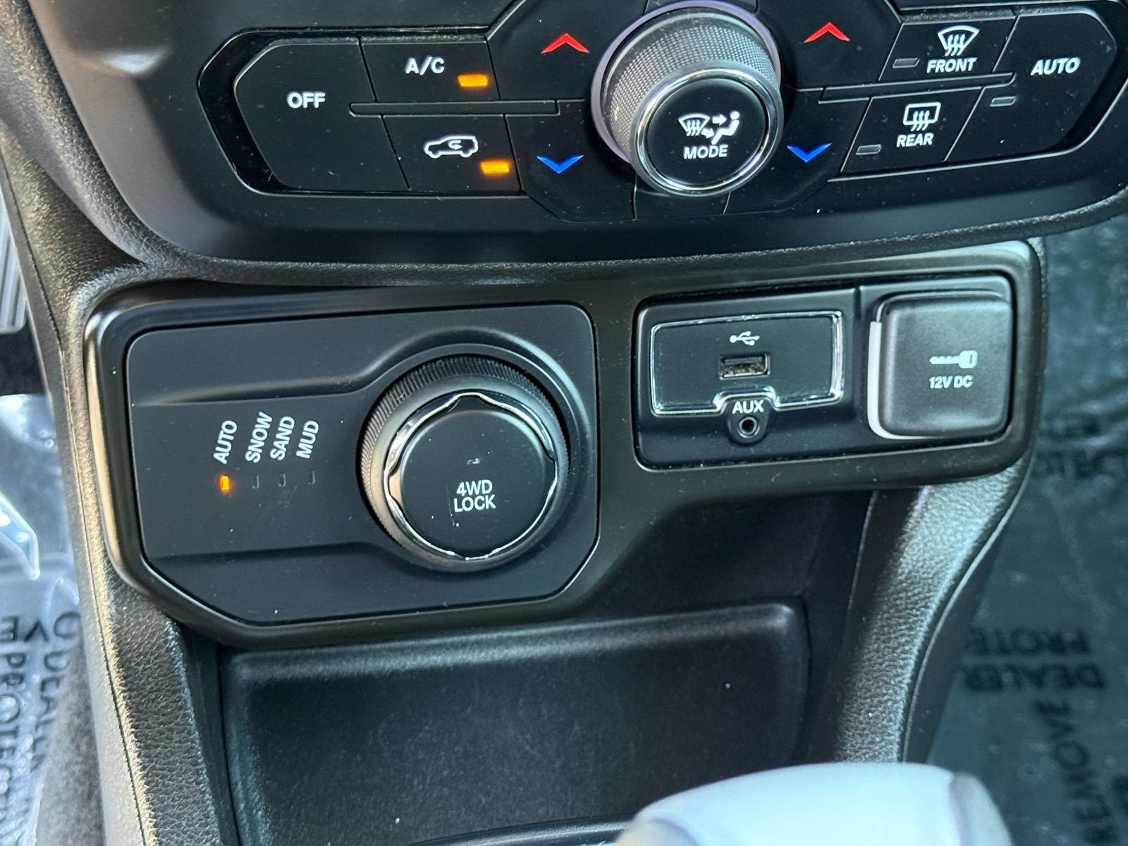 Used 2023 Jeep Renegade Latitude AWD/4WD image 24