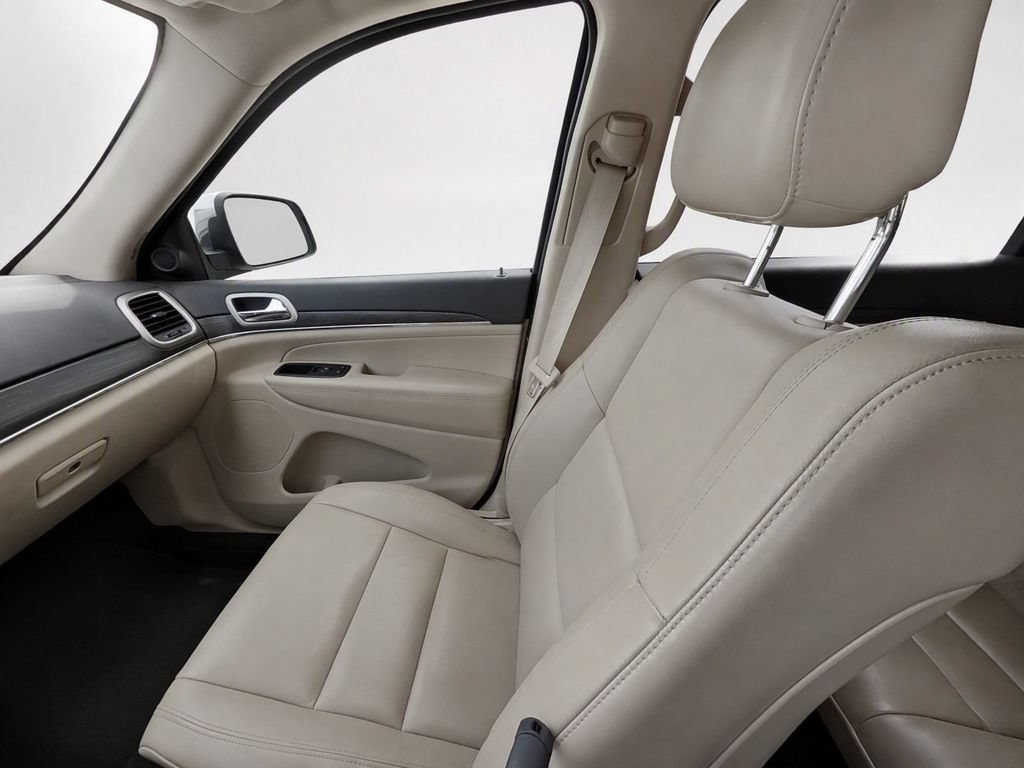Used 2020 Jeep Grand Cherokee Limited AWD/4WD image 30
