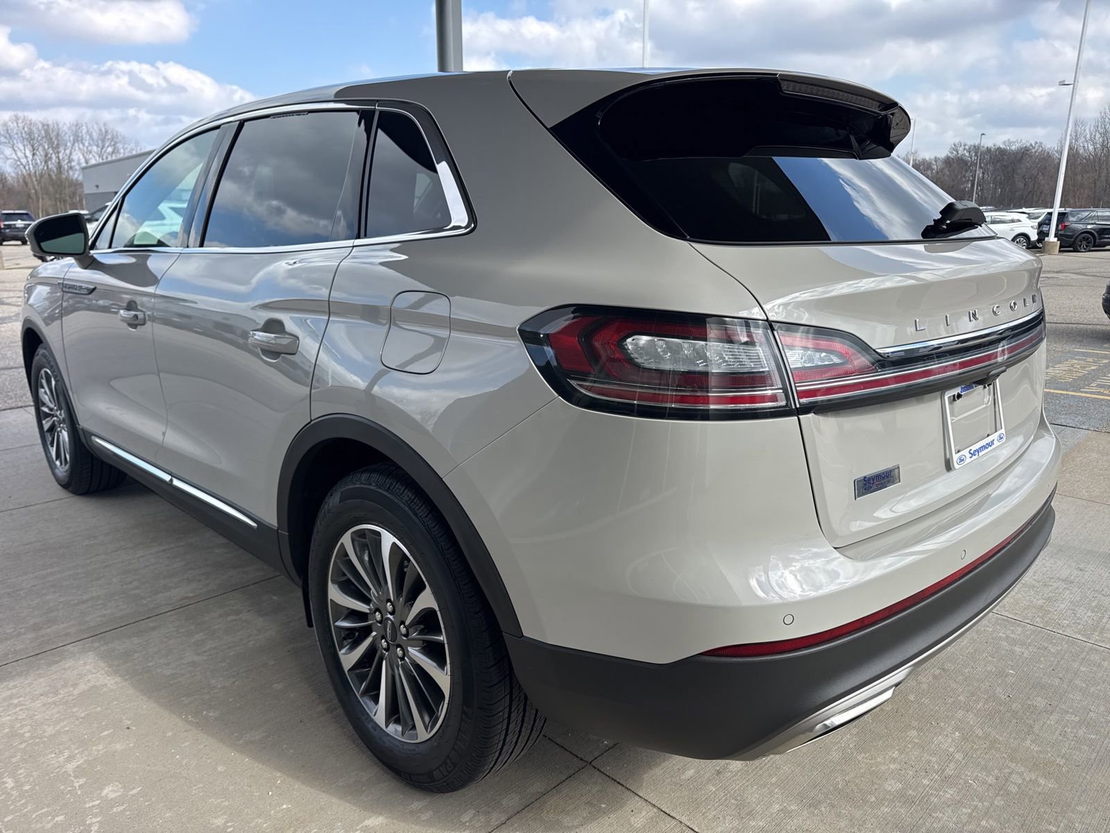 Used 2023 Lincoln Nautilus FWD w/ Premium Package image 4