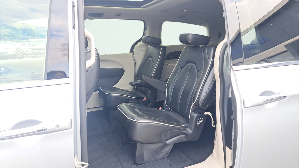 Used 2023 Chrysler Pacifica Limited FWD image 11
