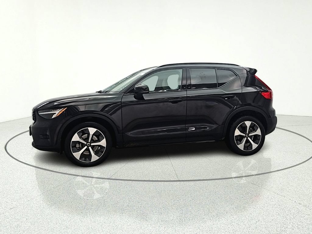 Used 2023 Volvo XC40 B5 Plus AWD/4WD image 4