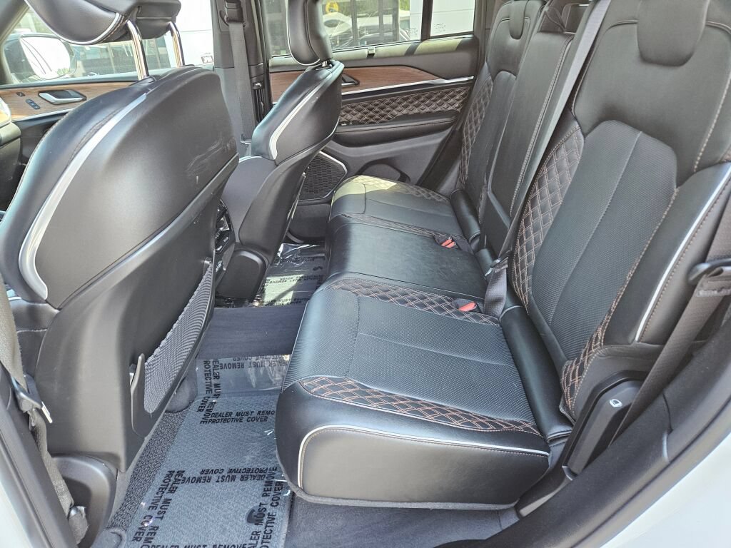 Used 2023 Jeep Grand Cherokee Summit w/ Luxury Tech Group V AWD/4WD image 17