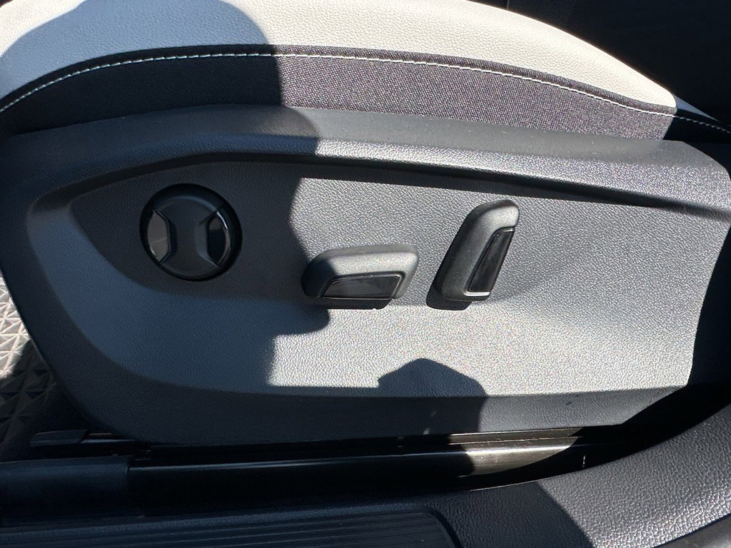 Used 2025 Volkswagen Taos SE image 19